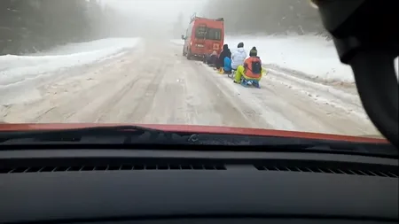 Microbuz filmat în timp ce trăgea șase sănii cu copii și adolescenți pe o șosea. Imaginile vin la scurt timp după ce doi adulți au murit în condiții similare | VIDEO