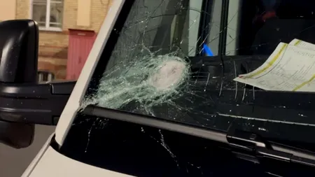 Cazul ambulanței atacate la Cluj. Trei tineri cu vârste de 18, 22 şi 24 de ani au fost reţinuţi pentru 24 de ore