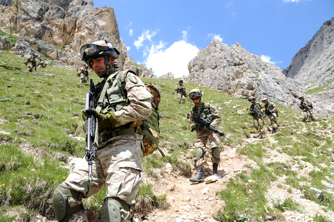 Militari italieni în Munții Alpi. Sursa Foto - .esercito.difesa.it