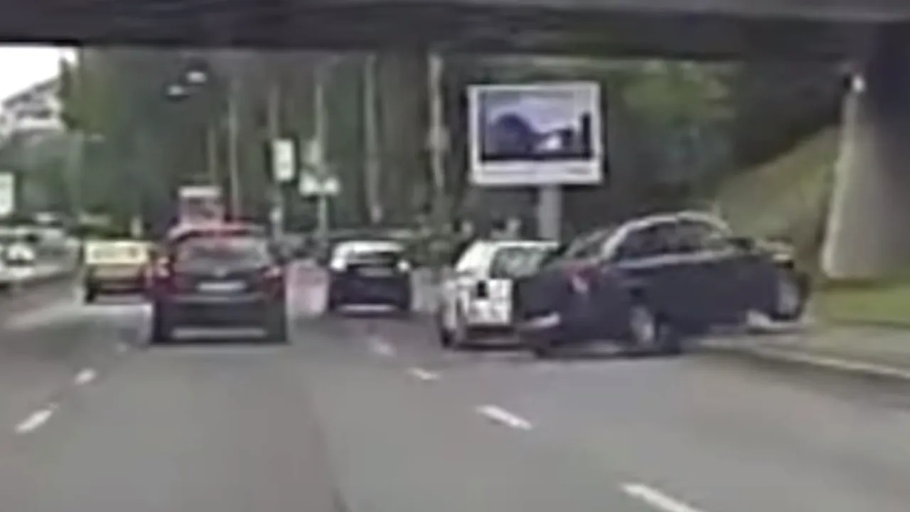 INCONȘTIENȚĂ sau RĂZBUNARE CRUNTĂ? O Dacia Logan este aruncată în afara șoselei de un SUV, iar un pieton nevinovat este la un pas să fie călcat