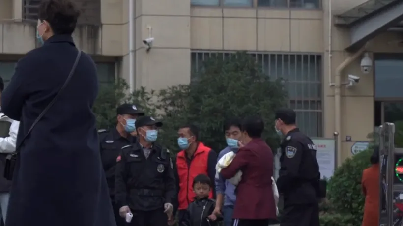 Sute de cetățeni chinezi au semnat declarații pe proprie răspundere ca să primească un vaccin experimental, neaprobat/ Care sunt riscurile pe care și le asumă