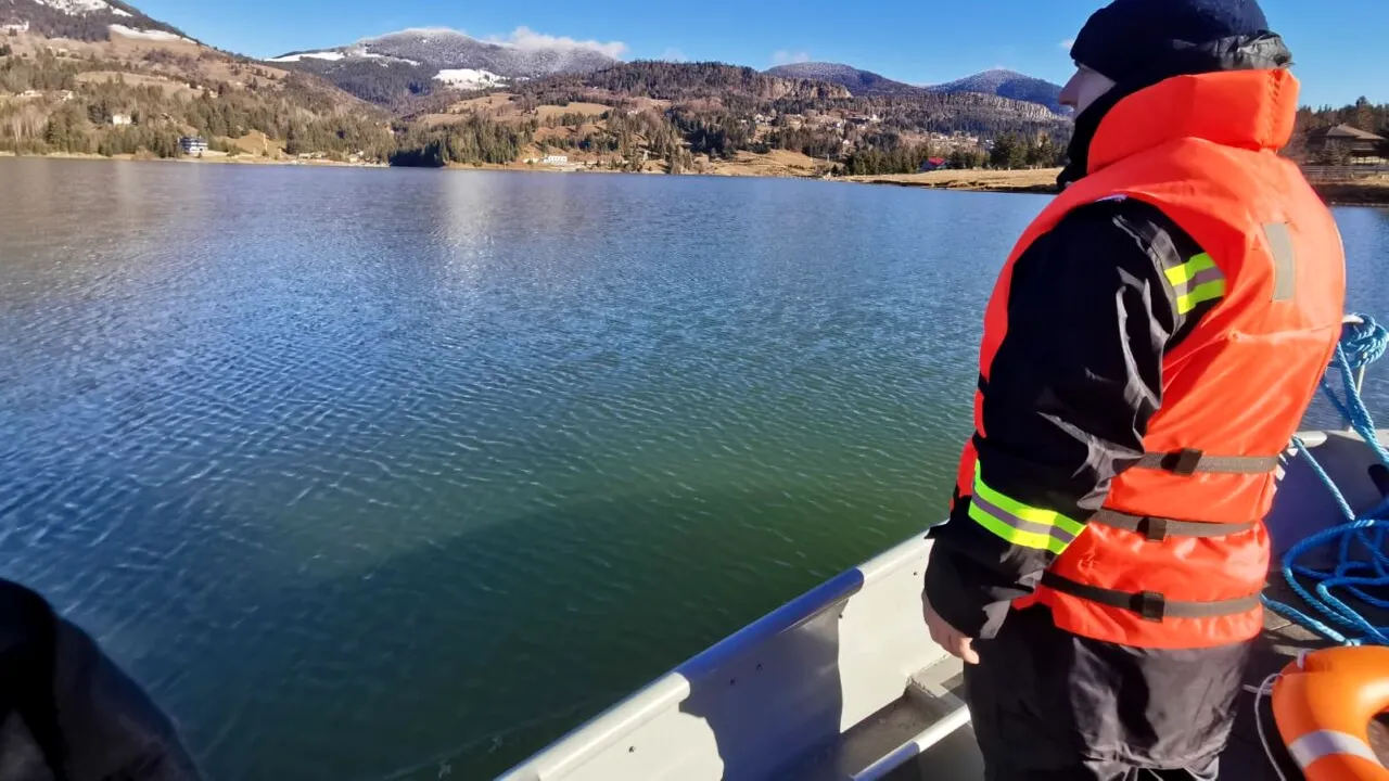 Continuă căutările tânărului de 22 ani dispărut în lacul Colibiţa