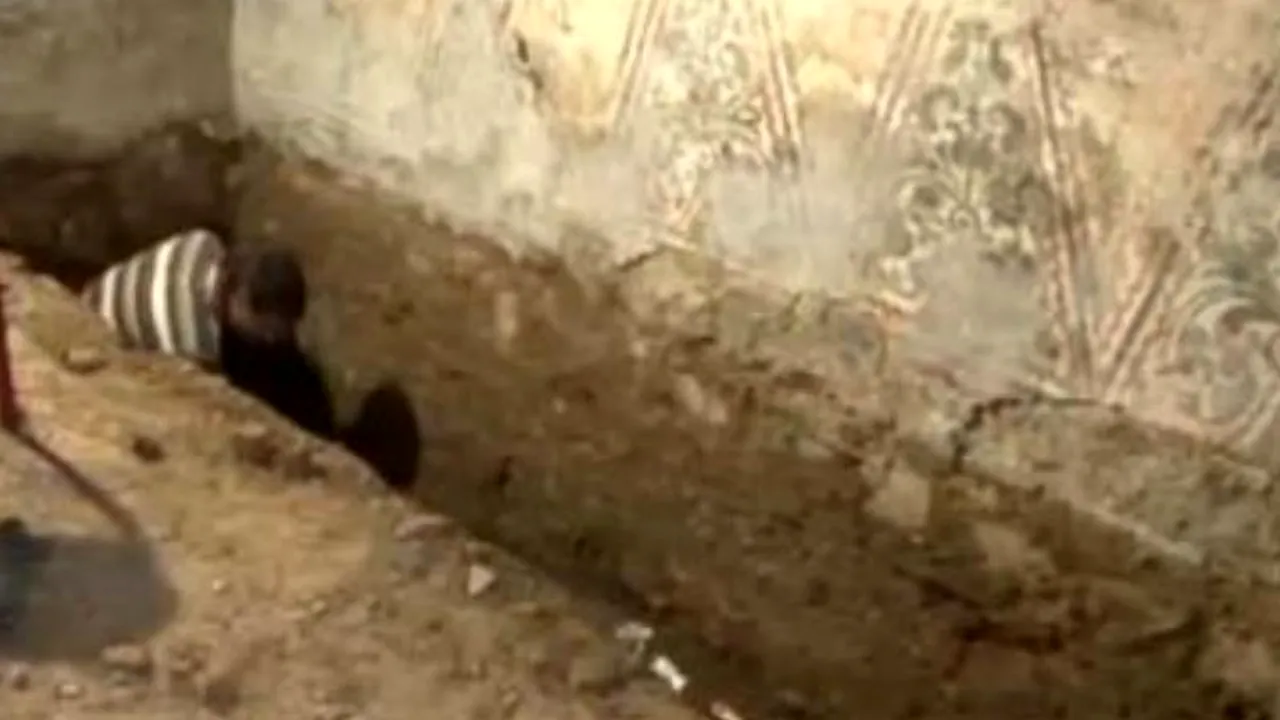 Schelet uman fără cap, găsit de arheologi în zona Curții Domnești din Târgoviște: