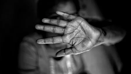 S-a prefăcut că vrea să-i ajute, dar şi-a bătut joc de ei. Noaptea îi viola, iar ziua îi trimitea la cerşit