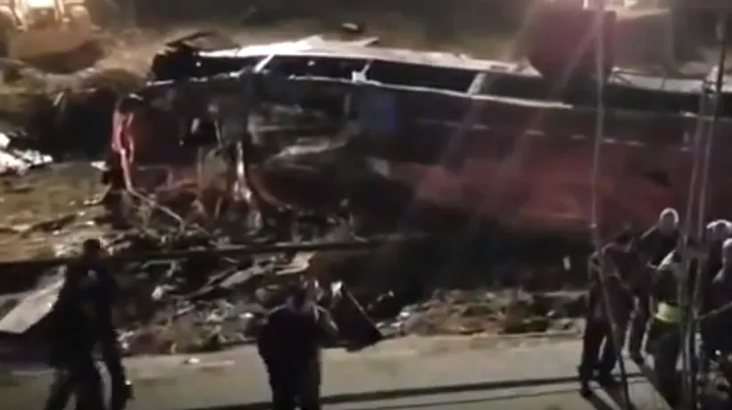Un autocar S-A RĂSTURNAT pe o autostradă din Macedonia: 15 morți și zeci de răniți