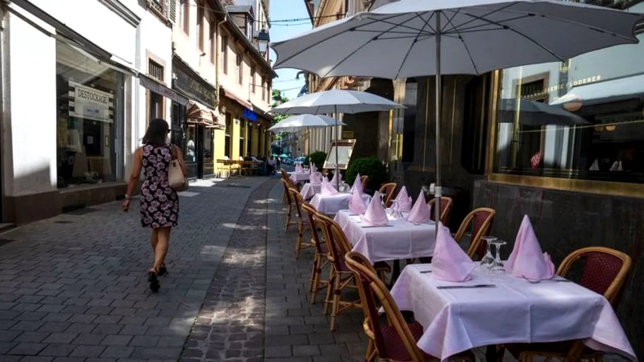 Atacată „pentru că purta fustă”. Guvernul a denunțat incidentul că fiind inacceptabil