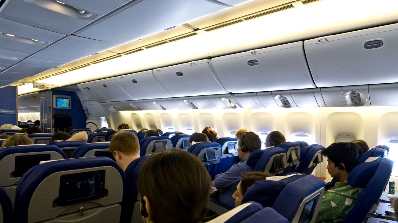 Când o călătorie cu avionul se transformă în coșmar. A adormit în timpul zborului și s-a trezit singură în beznă: Am încercat să-mi controlez atacul de panică