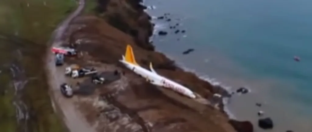 Incident grav în Turcia. Un avion de pasageri a ieșit de pe pistă și a fost aproape să se scufunde în apele Mării Negre. FOTO și VIDEO