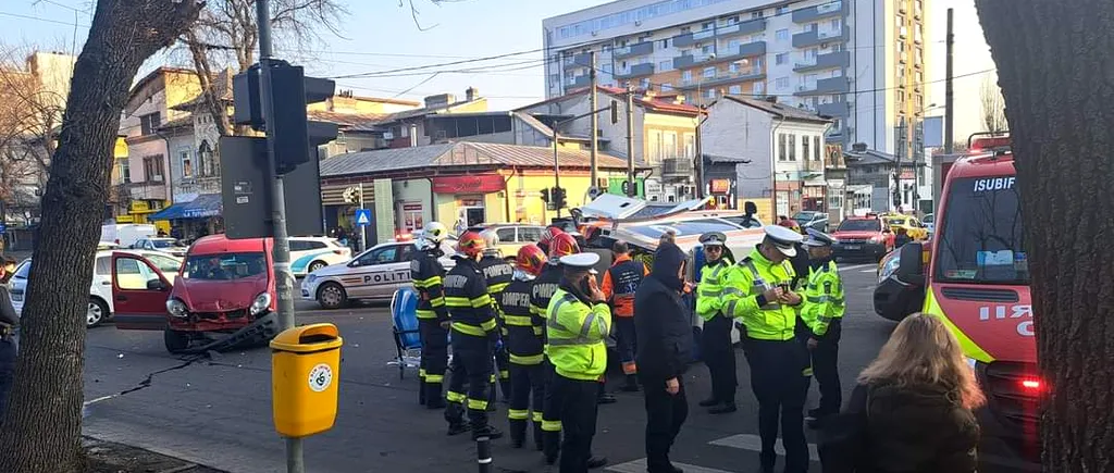 FOTO | ACCIDENTE în lanț în Capitală! Două ambulanțe au fost implicate în accidente rutiere în ultimele ore. Mai multe persoane, printre care și un paramedic, au fost transportate la spital