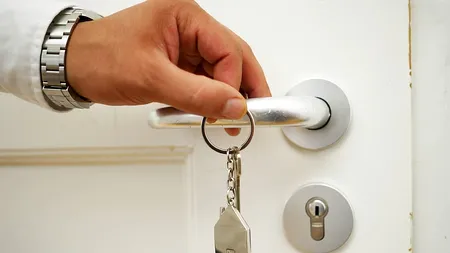 Ce a putut găsi acest bărbat într-un APARTAMENT din Baia Mare închiriat în regim hotelier. De necrezut cum s-a rezolvat totul