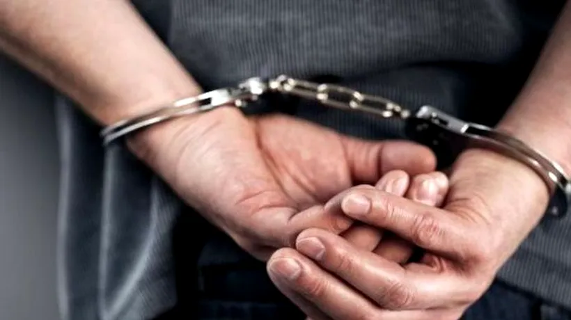 Doi tineri din Neamț au fost reținuți, după ce au distribuit pe internet poze indecente cu o fată de 13 ani