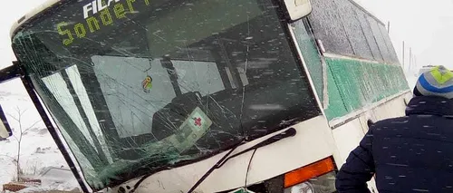 Un microbuz cu opt oameni a intrat într-un cap de pod, în Suceava 