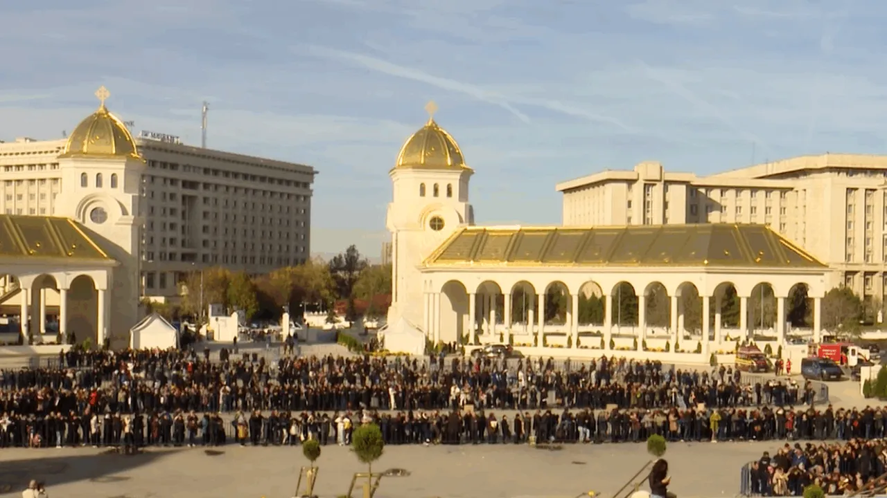 Peste 120.000 de credincioși s-au închinat în Altarul Catedralei Naționale, până acum. COADA este în continuare impresionantă