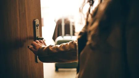 Coșmar în apartamentul unei femei din Iași. A închiriat spațiul unui bărbat, însă s-a trezit cu zece muncitori și datorii uriașe