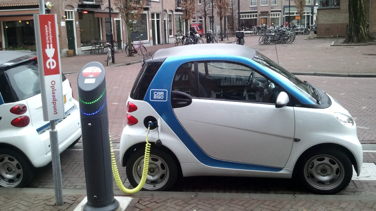 ELECTRIC. Câte stații de încărcare pentru mașini „verzi” are România. Vestea proastă: doar 25% permit încărcarea rapidă a bateriei!