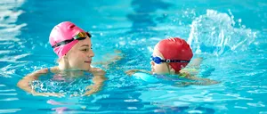 Plăcerea și beneficiile înotului în familie