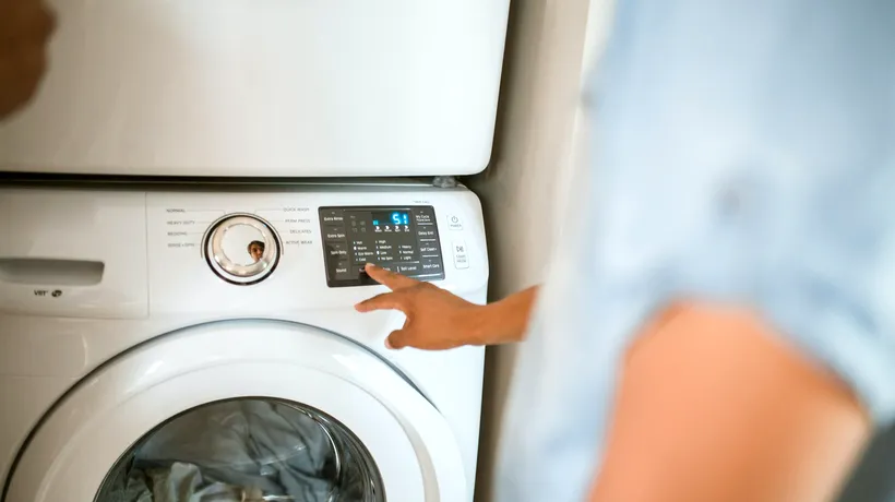 Nu mai spăla rufele la 40 de grade. GREȘEALA făcută de români la mașina de spălat. Care este temperatura optimă