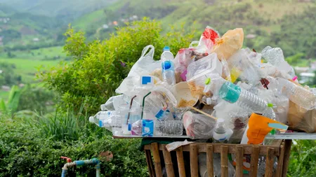 Jumătate din ambalajele alimentare din plastic ar putea fi eliminate. România s-a angajat să reducă poluarea până în 2050, potrivit GREEN Deal