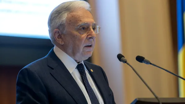 Guvernatorul BNR critică lipsa educației financiare: Îl ia pe bietul ROBOR de dimineaţă până seara și îl tăvăleşte, îl face marele duşman al României