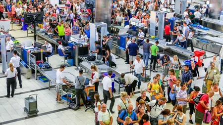 Aeroporturile lumii sunt cuprinse de haos. Companiile din aviație avertizează că problemele vor persista toată vara