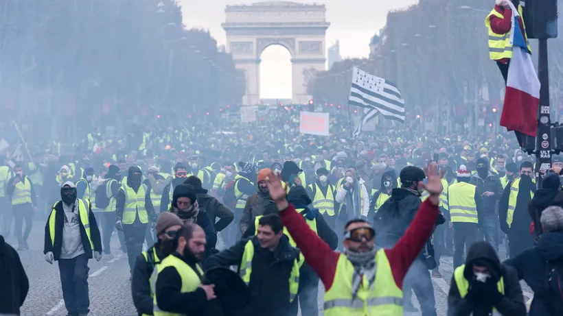 HAOS în centrul Parisului: PIETRE aruncate spre forțele de ordine, mașini INCENDIATE, GAZE lacrimogene și peste 100 de manifestanți REȚINUȚI