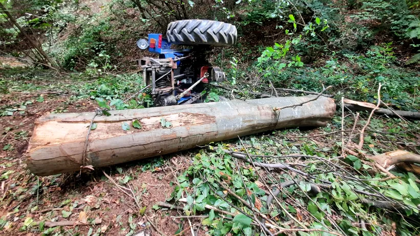 TRAGEDIE în Dâmbovița. Un bărbat a murit, după ce s-a răsturnat cu tractorul