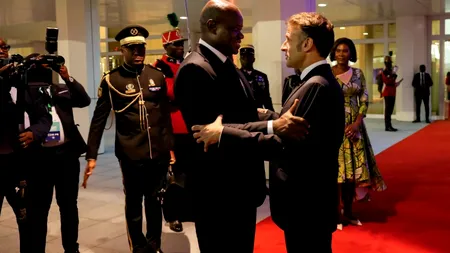 Macron a fost aclamat de mulțimile din Africa. Președintele francez a fost întâmpinat cu salve de tun și o paradă militară