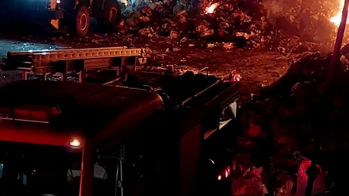 Incendiu puternic la un depozit de deșeuri reciclabile din județul Tulcea | FOTO, VIDEO