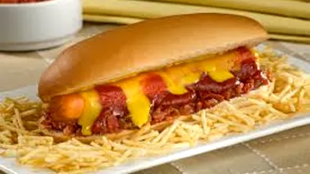 Aproape jumătate dintre crenvurștii din România sunt colorați cu ''extract de gândaci''