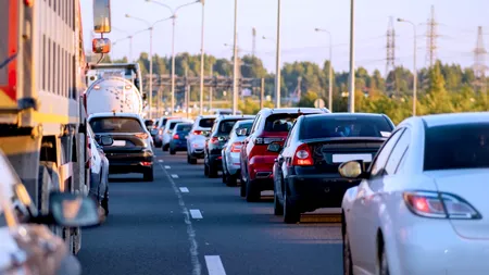 Greșeala frecventă pe care șoferii o fac la virajul dreapta și care blochează traficul. Ce recomandă specialiștii