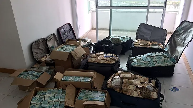 Suma uriașă găsită de poliție în casa unui fost ministru brazilian. Anchetatorii au avut nevoie de 14 ore să numere banii