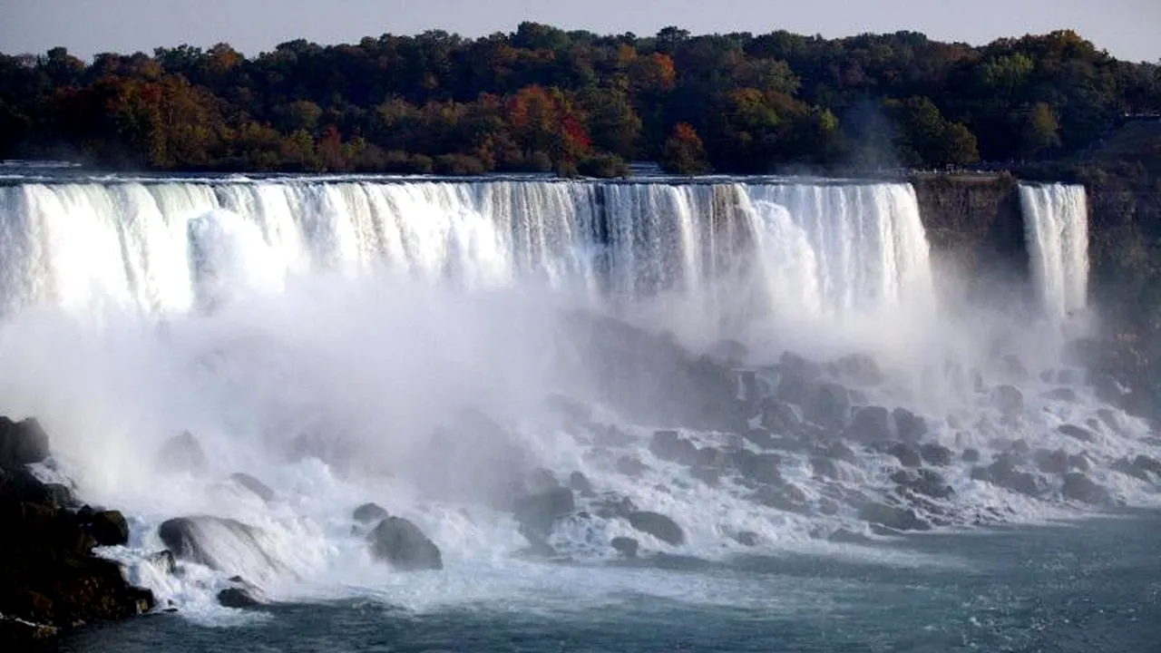 Traseul morții. Un bărbat încearcă să traverseze cascada Niagara pe frânghie