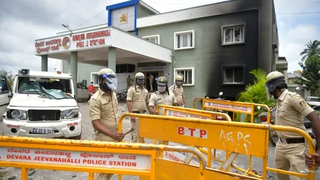 Trei morți în India după ce mai mulți protestatari au atacat o secție de poliție. Manifestanții, nemulțumiți de o postare pe Facebook