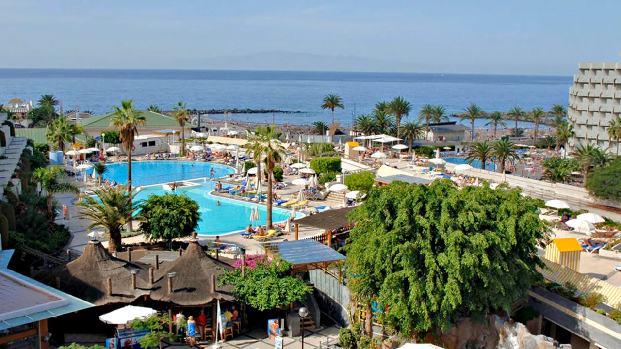 Ce a pățit un român care și-a făcut concediul în Tenerife, la un hotel de 4 stele. A intrat peste soția lui în baie!