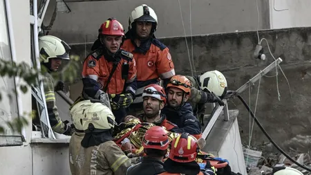 O clădire cu șapte etaje s-a prăbușit în Istanbul. O victimă a murit, 10 persoane au fost salvate. Altele sunt căutate sub dărâmături