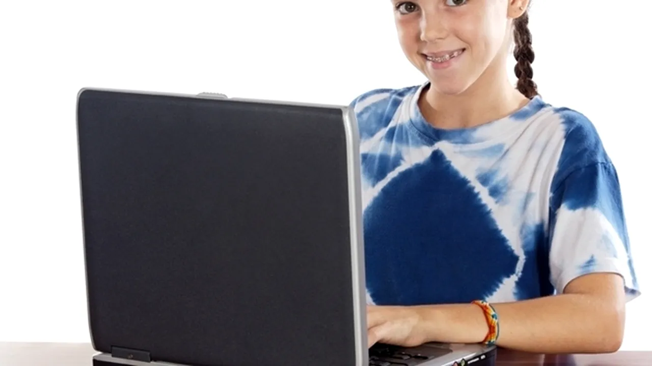 Copiii români navighează nesupravegheați pe internet