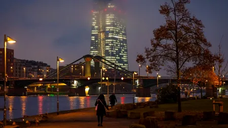 Oficial BCE: Economia ZONEI EURO tinde spre relansare, dar există riscuri asociate deficitelor bugetare și tensiunilor geopolitice