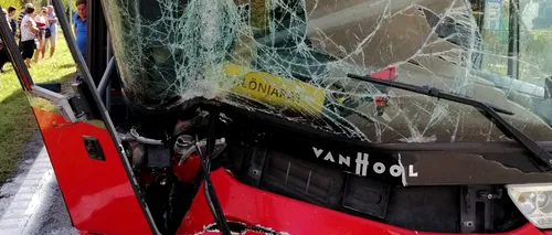 FOTO | Autocar cu 52 de pasageri la bord, implicat într-un accident în județul Vaslui. A rupt un stâlp, la ieșirea din Vama Albița