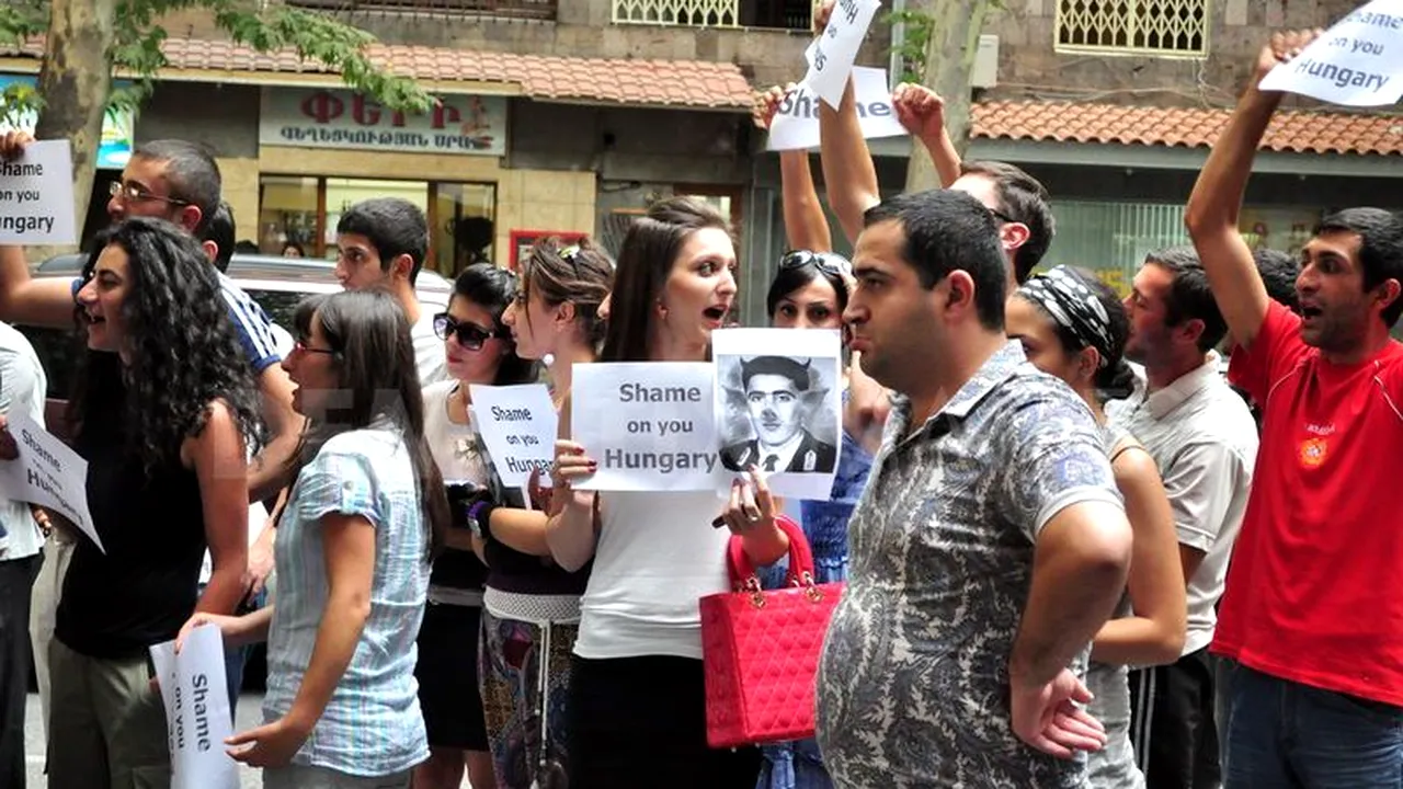 Proteste violente în fața consulatului ungar din Erevan, drapelul Ungariei fiind incendiat: 