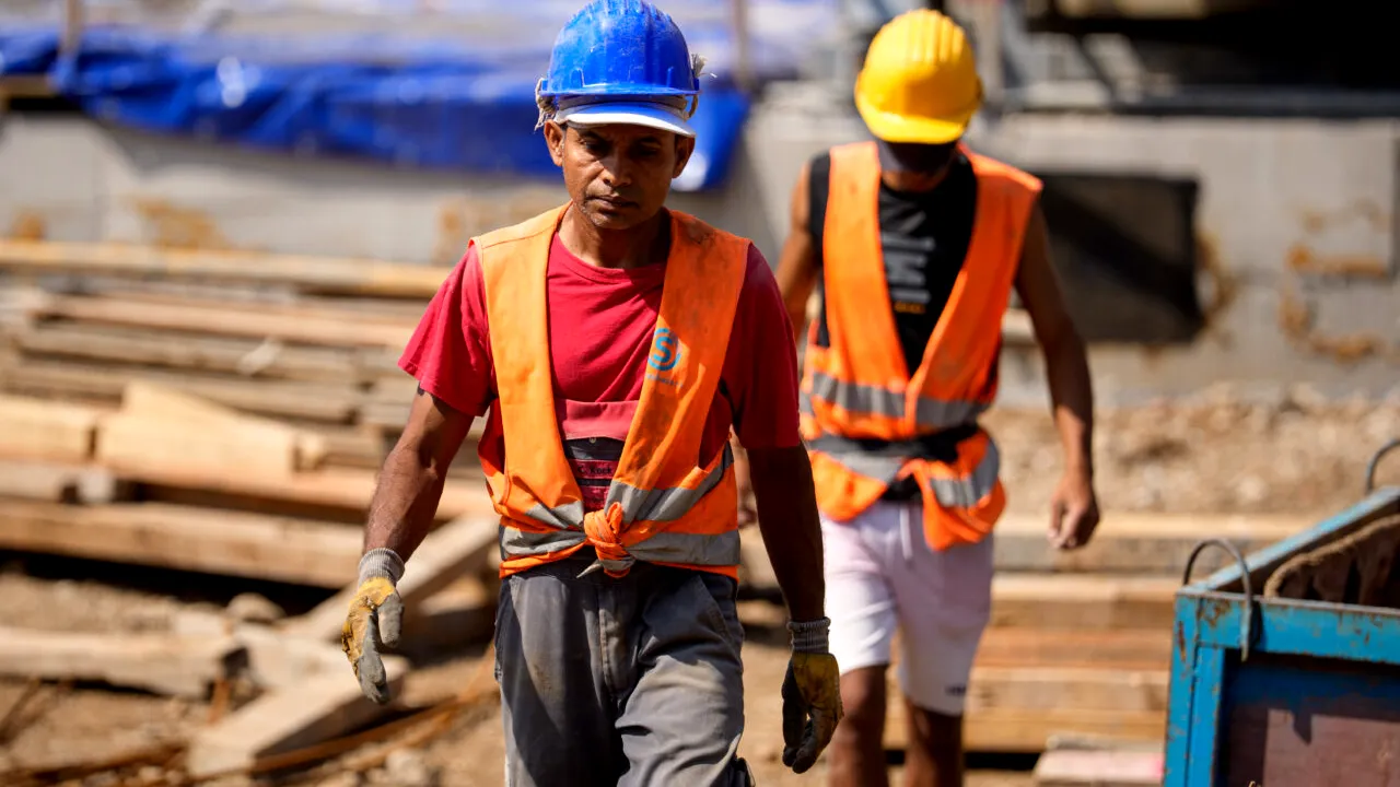 Inspecția Muncii a aplicat AMENZI de peste 7,4 milioane lei în sectorul construcțiilor. 291 de persoane, descoperite că prestau muncă nedeclarată