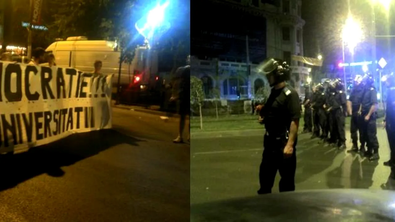 PROTESTE LA UNIVERSITATE. Câteva sute de manifestanți anti-Băsescu au ieșit în piață, după decizia Curții Constituționale