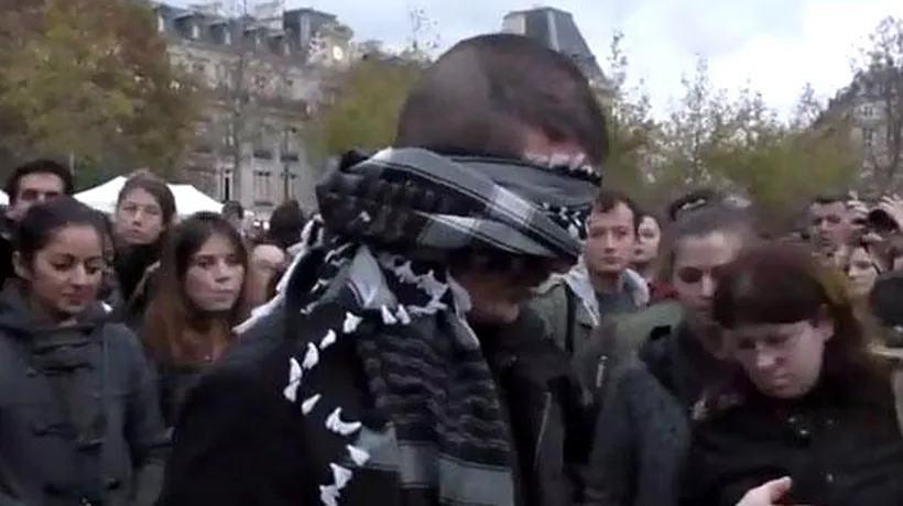 Experiment inedit în Paris: un musulman s-a legat la ochi și le-a cerut francezilor să îl îmbrățișeze. Cum au reacționat trecătorii