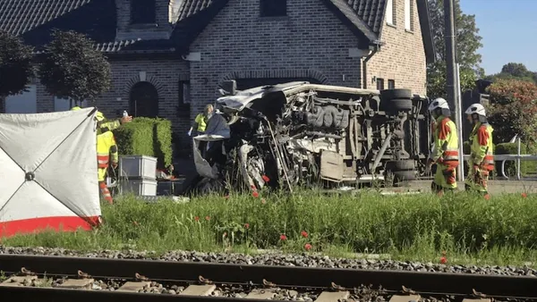Un autobuz școlar a fost lovit de un tren în Belgia. Ministru: „Doi copii, șoferul și însoțitorul au murit“