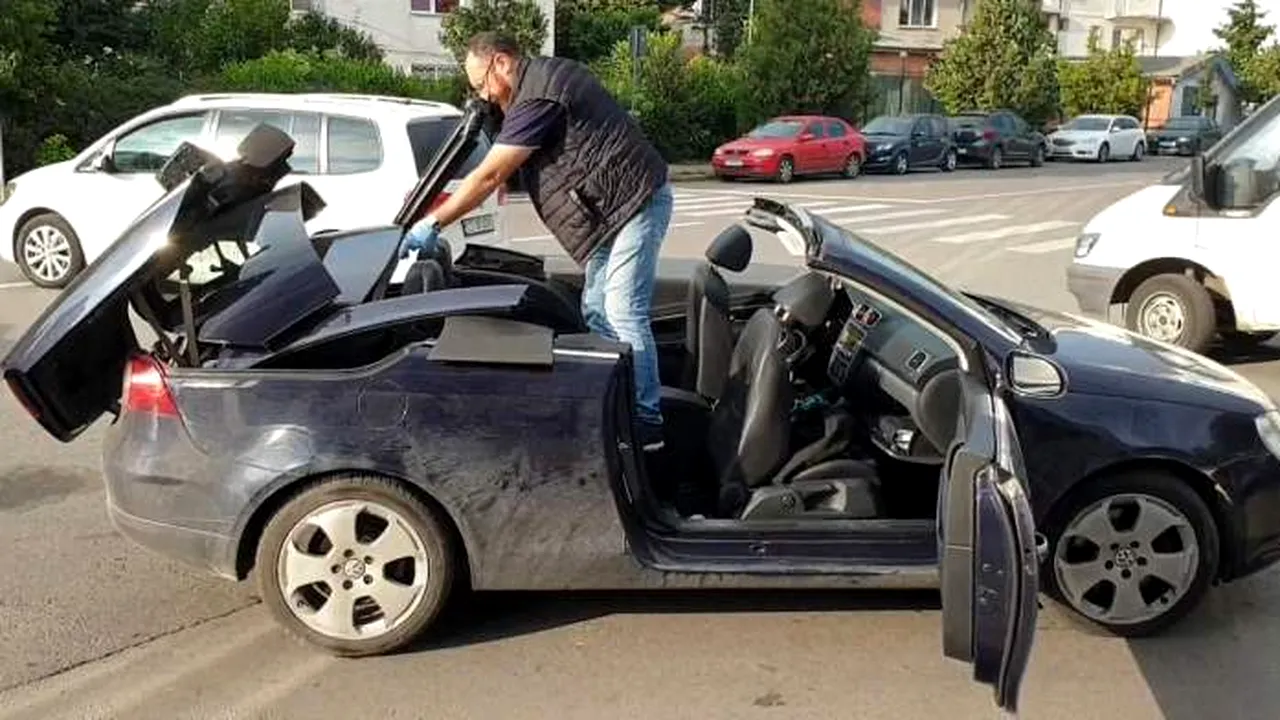 ACCIDENT BIZAR. Tânără în comă, după ce și-a prins capul în trapa mașinii decapotabile