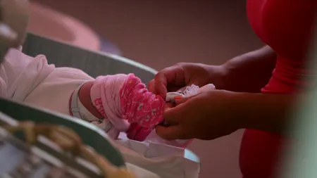 Fetița de două luni adusă la spital cu mușcături de șobolan este în stare gravă și ar putea rămâne fără un ochi