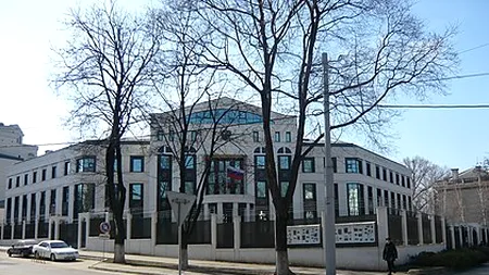 Un bărbat a intrat cu mașina în poarta Ambasadei Rusiei din Chişinău. A mai LOVIT două mașini în timp ce încerca să scape de Poliție