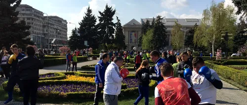 Leonard Doroftei a ieșit să protesteze în centrul Ploieștiului. Motivul pentru care peste o sută de copii fac sport pe stradă în fața primăriei. VIDEO și FOTO