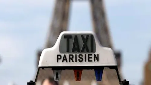 Taximetriștii francezi blochează accesul la aeroporturile și gările din Paris