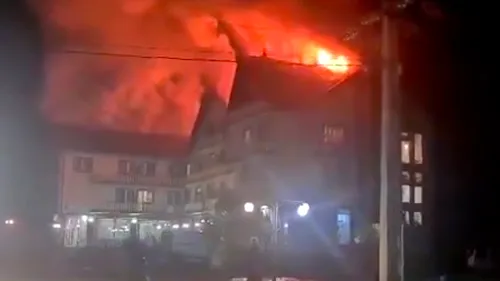 FOTO și VIDEO | Incendiul care a cuprins un hotel din Rupea, stins după o intervenţie care a durat şase ore