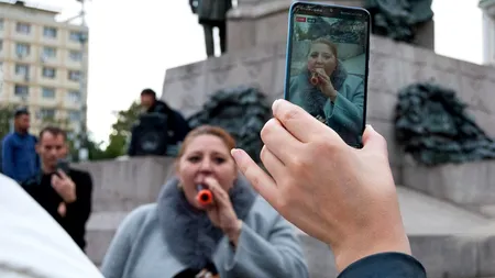 Cum au ajutat rețelele de socializare la răspândirea COVID-19 în România. De ce cred oamenii că „vaccinul aduce moartea” | VIDEO